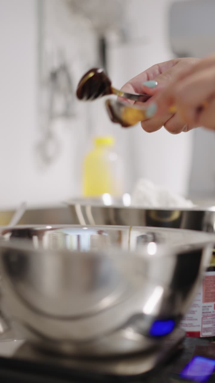 preparando comida en la cocina