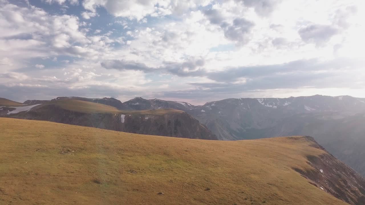 놀라운 하늘 아래 산의 자연 그대로의 아름다움에 대한 조감도