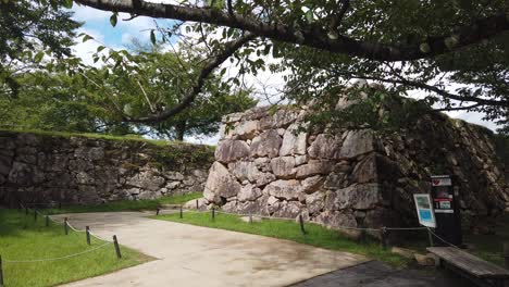 Toma-Panorámica-Lenta-Dentro-De-Los-Muros-Del-Castillo-Takeda-En-Asago,-Japón.