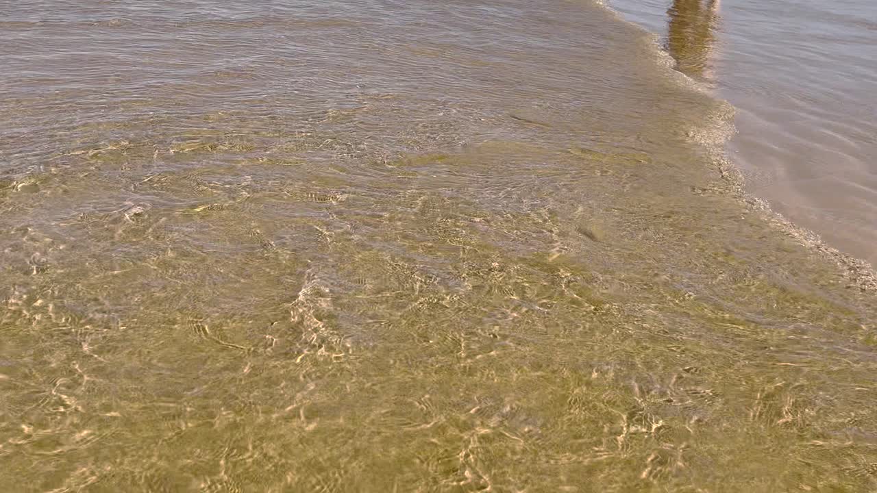 pov: 바 ⁇ 가에서 물의 반사와 함께  ⁇ 고 있는 사람 들