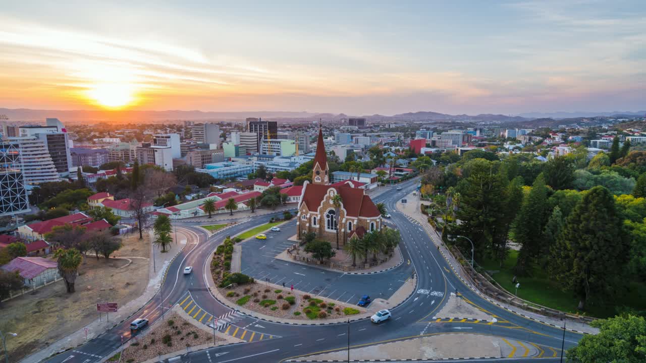 vista del tráfico alrededor del punto de referencia histórico de la iglesia de cristo, también conocida como christuskirche en windhoek, la capital y ciudad más grande de namibia