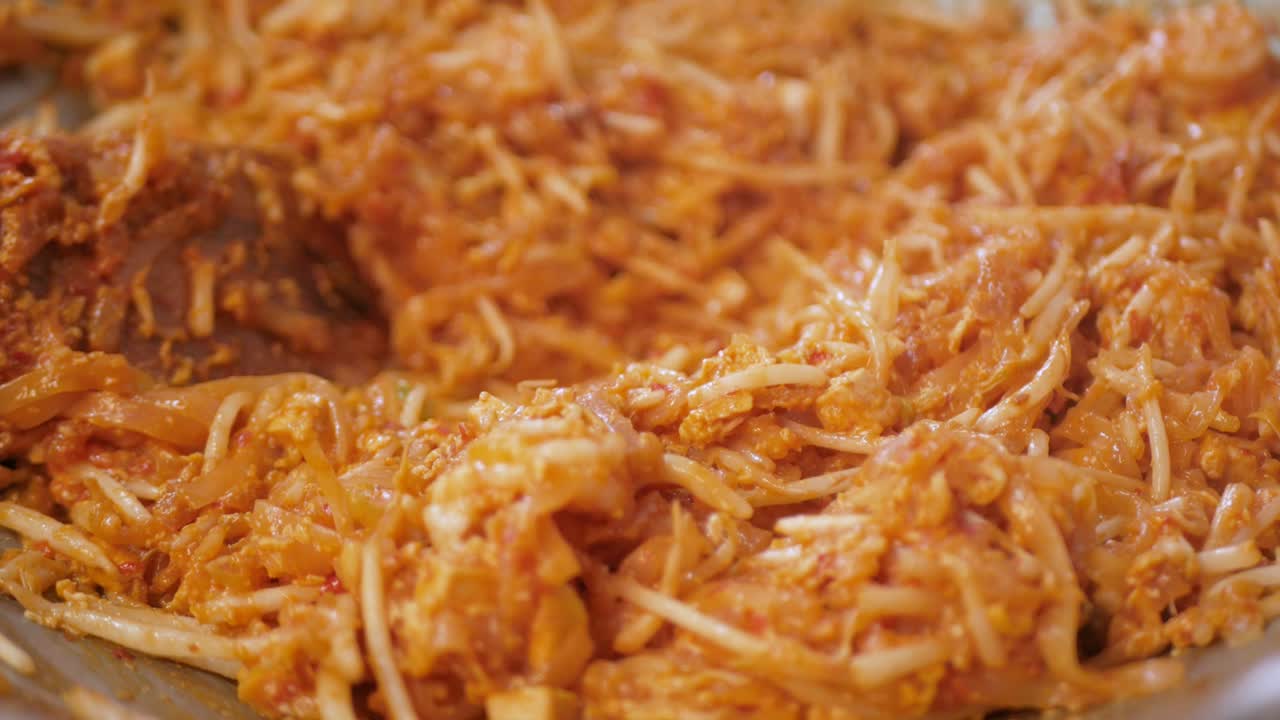 cocinar freír pad thai en la cocina