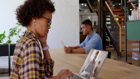 mujer teniendo una videoconferencia