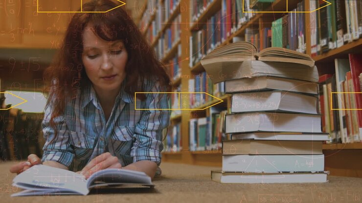 Animazione di icone di materiale scolastico su un'insegnante donna caucasica in biblioteca