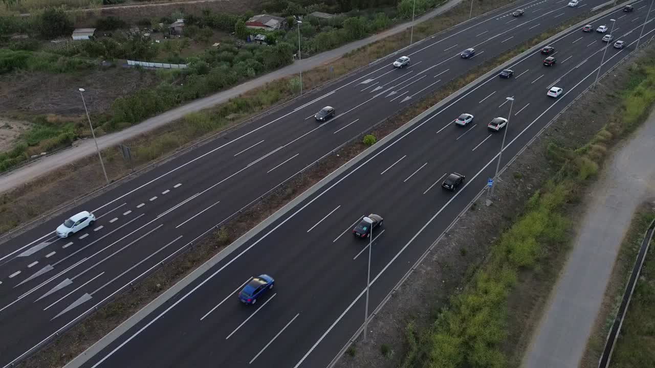 바르셀로나 시 외의 고속도로에서 드론으로 촬영된 자동차 운전