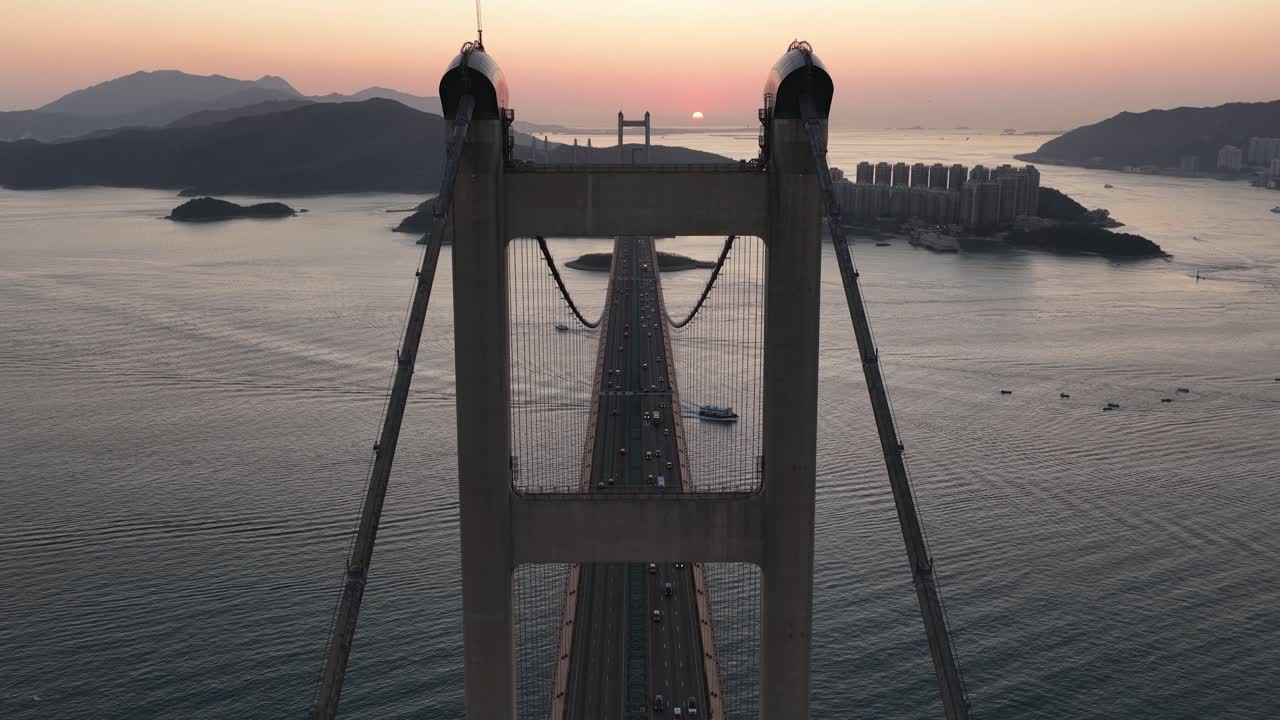 Veduta aerea del traffico del ponte Tsing Ma al tramonto a Hong Kong