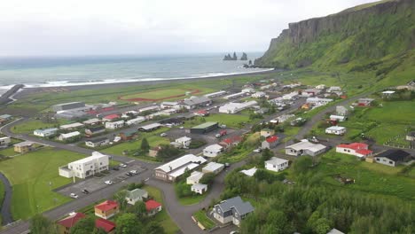 Vik,-Skyline-Von-Island-Mit-Drohnenvideo,-Das-Sich-Vorwärts-Bewegt