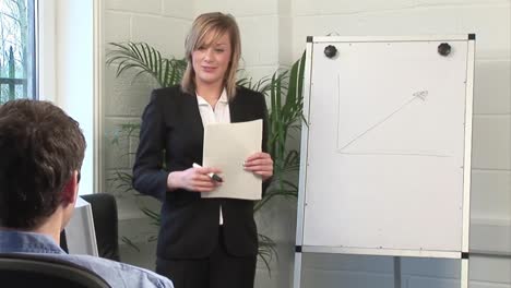 mujer de negocios dando una presentación