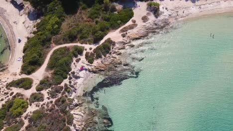 Clip-En-Movimiento-Hacia-Atrás-Sobre-Una-Playa-Exótica-En-Vourvourou,-Haklidikin-En-El-Norte-De-Grecia-En-Un-Día-Claro-De-Verano