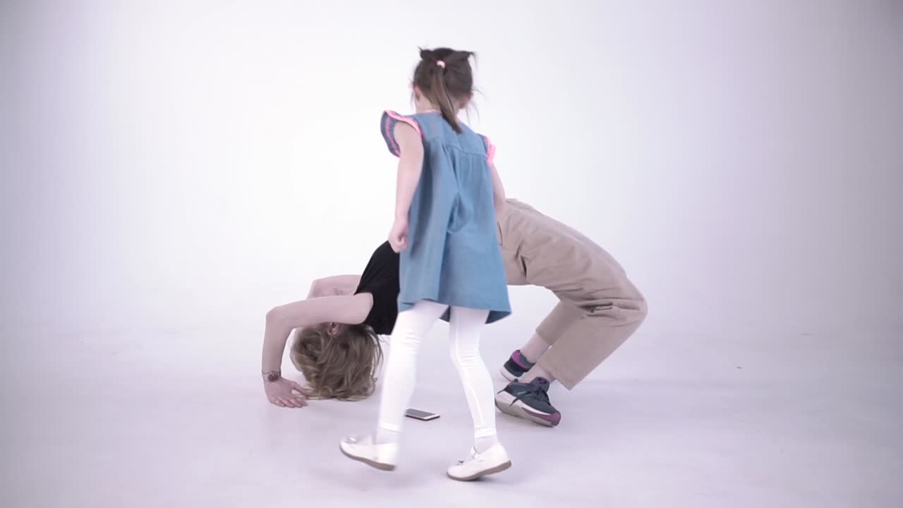 어머니와 딸의 장난스러운 상호 작용