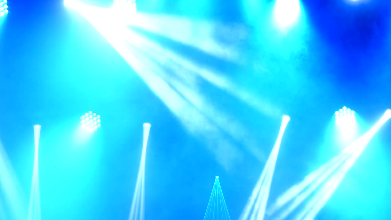 밝은 박이는 콘서트 스포트라이트 레이저와 무대 배경에 연기가