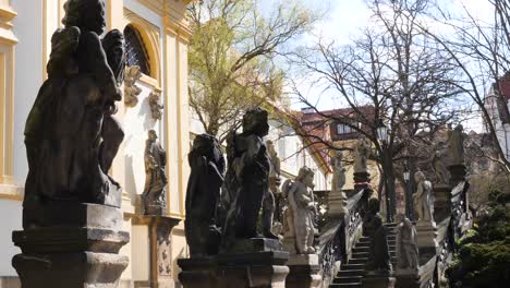 statuen von engeln um loreta, prag, tschechische republik