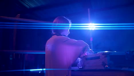 actuaciones de dj por la noche