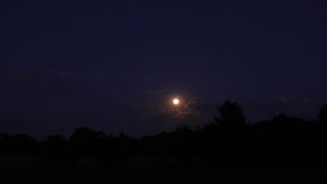 Un-Lapso-De-Tiempo-De-La-Luna-Saliendo-Justo-Después-De-La-Puesta-Del-Sol