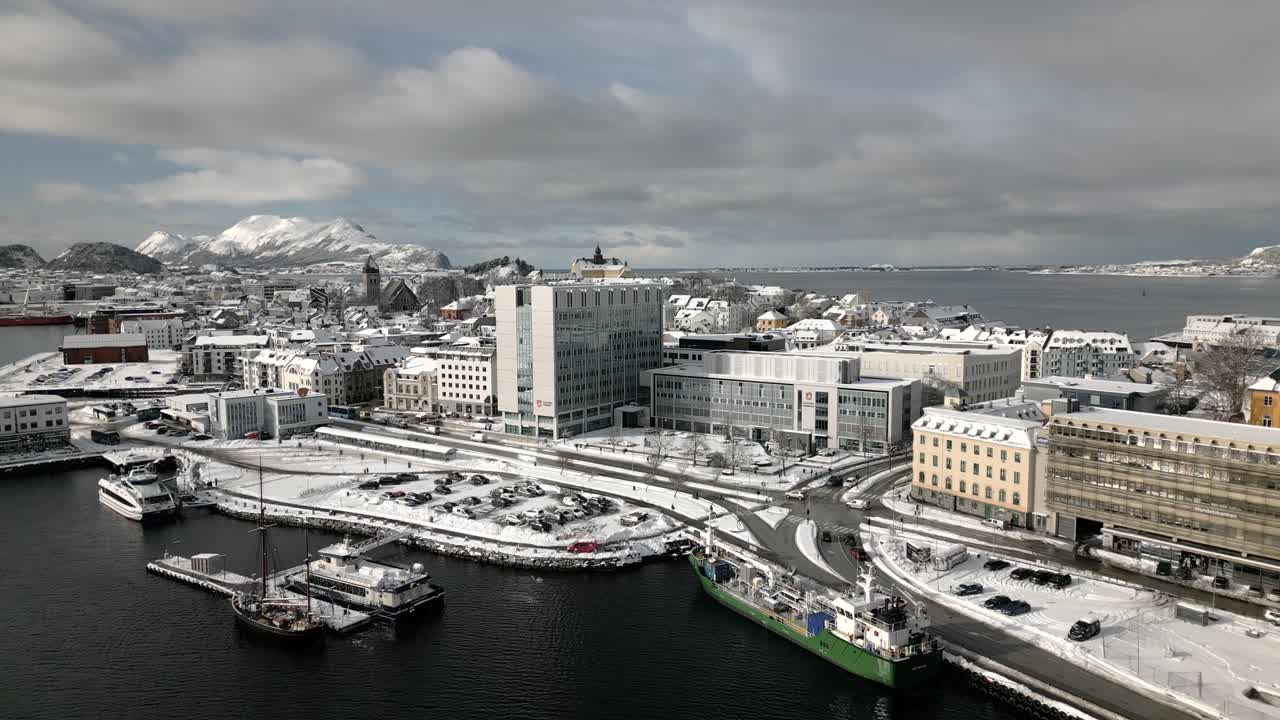 마을 중앙에 있는 올레순 시청사
