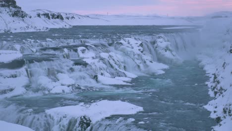 toma estática de la cascada de gullfoss en el cañón del río hvítá en el suroeste de islandia temprano en la mañana