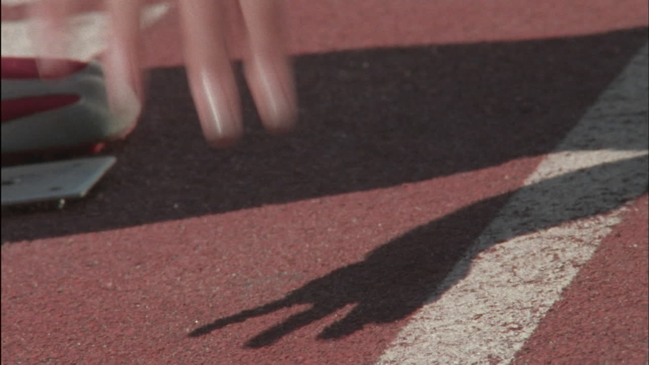 un atleta en una pista se prepara para correr