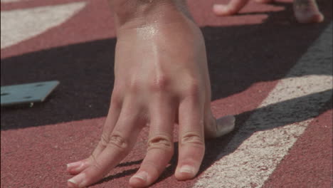 un atleta en una pista se prepara para correr
