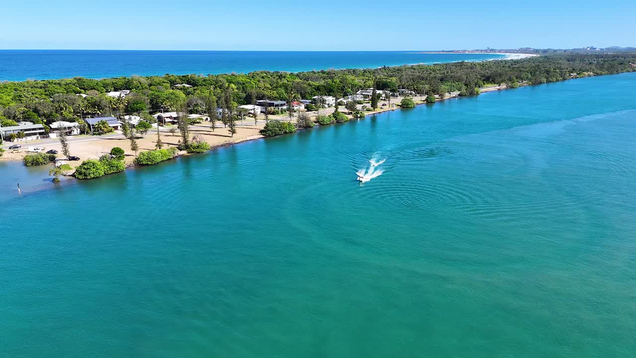 한 배 가 경치 좋은 트위드 강 을 항해 하고 있다