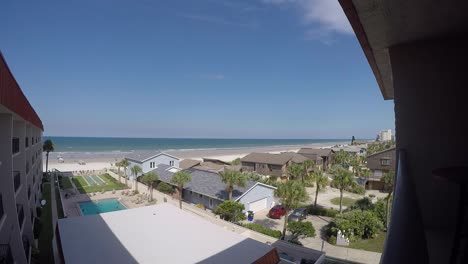 alta vista mirando hacia abajo en la playa de new smyrna y casas en la avenida del atlántico sur