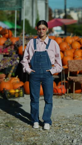 mujer en mono en un campo de calabazas