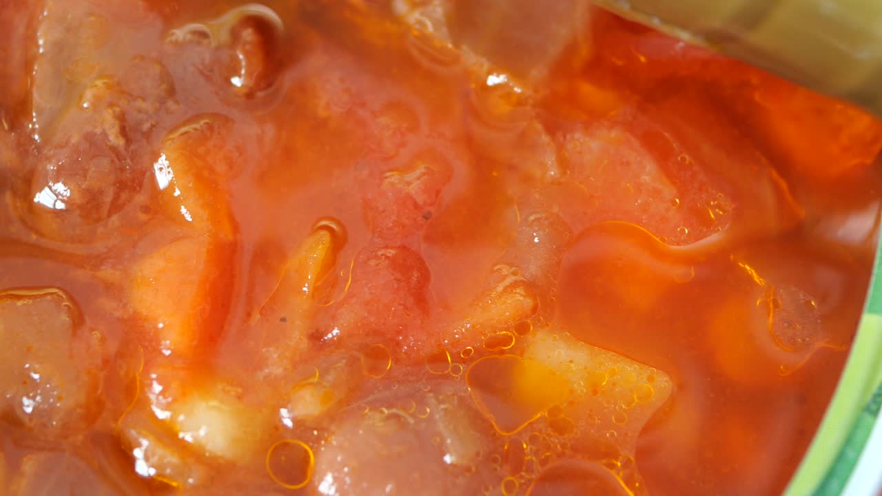 primer plano de una sopa de tomate enlatada