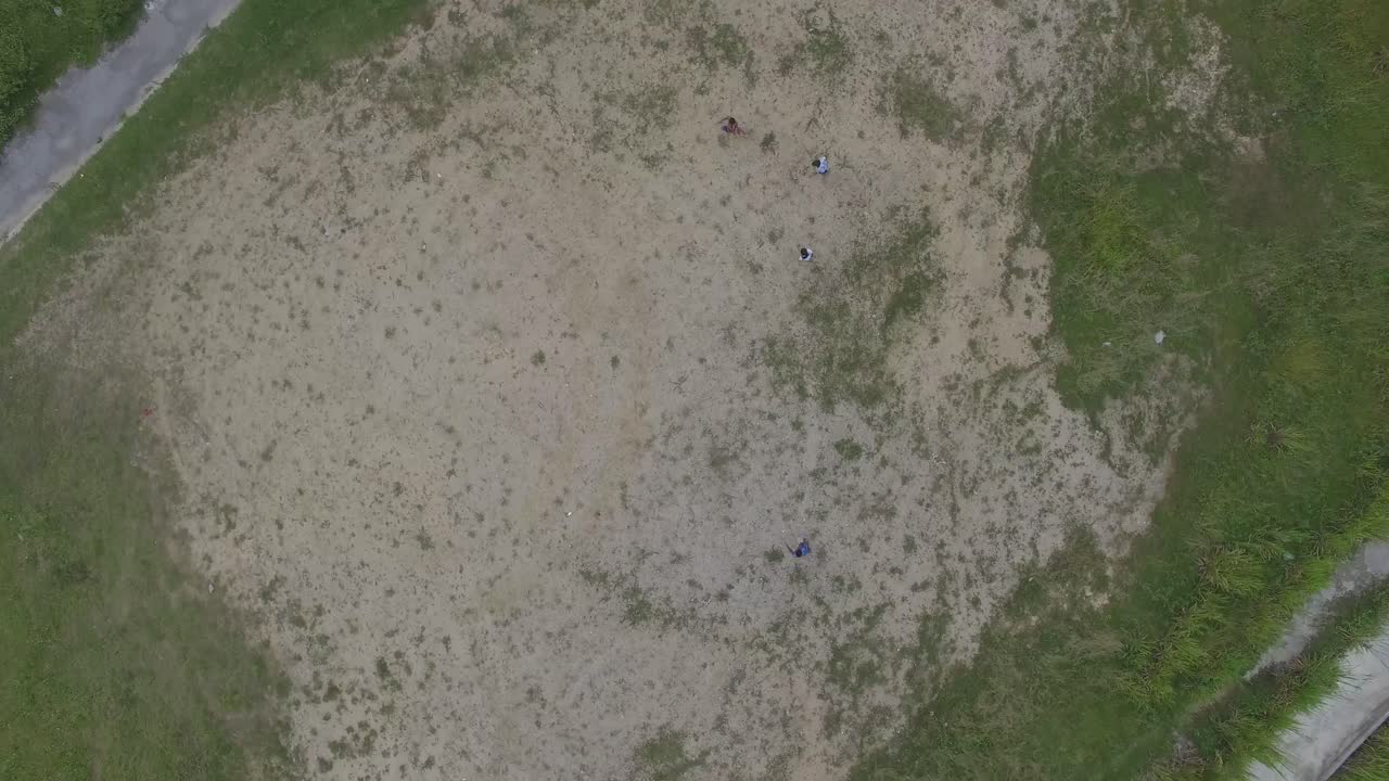 vista aérea de niños jugando en un patio de recreo de un barrio pobre popular en caracas, venezuela