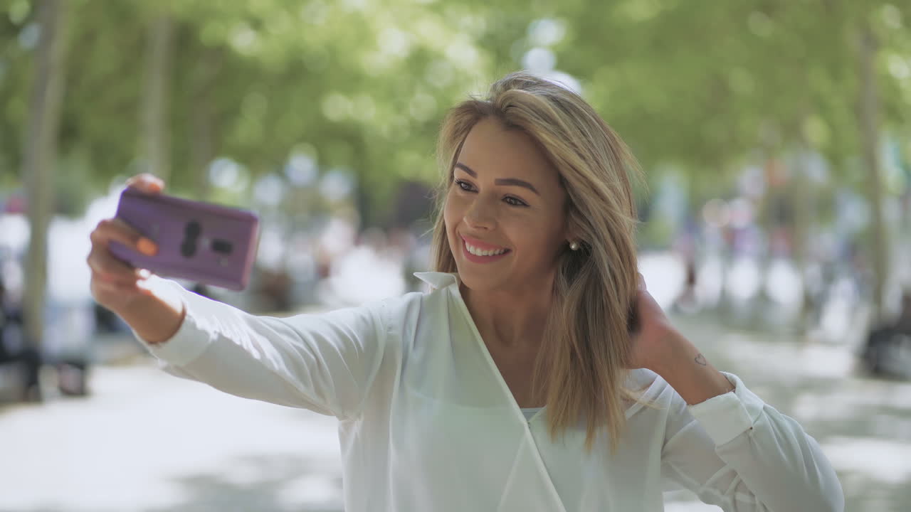 mujer joven feliz tomando una selfie al aire libre