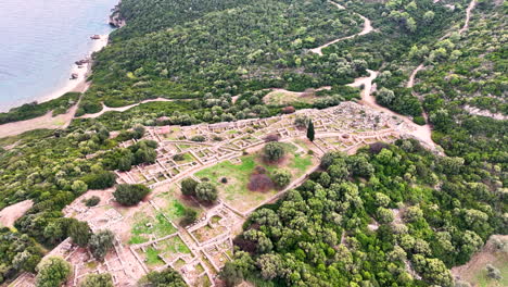 vuelo de drones alrededor del sitio arqueológico de ramnous cerca de maratón, grecia