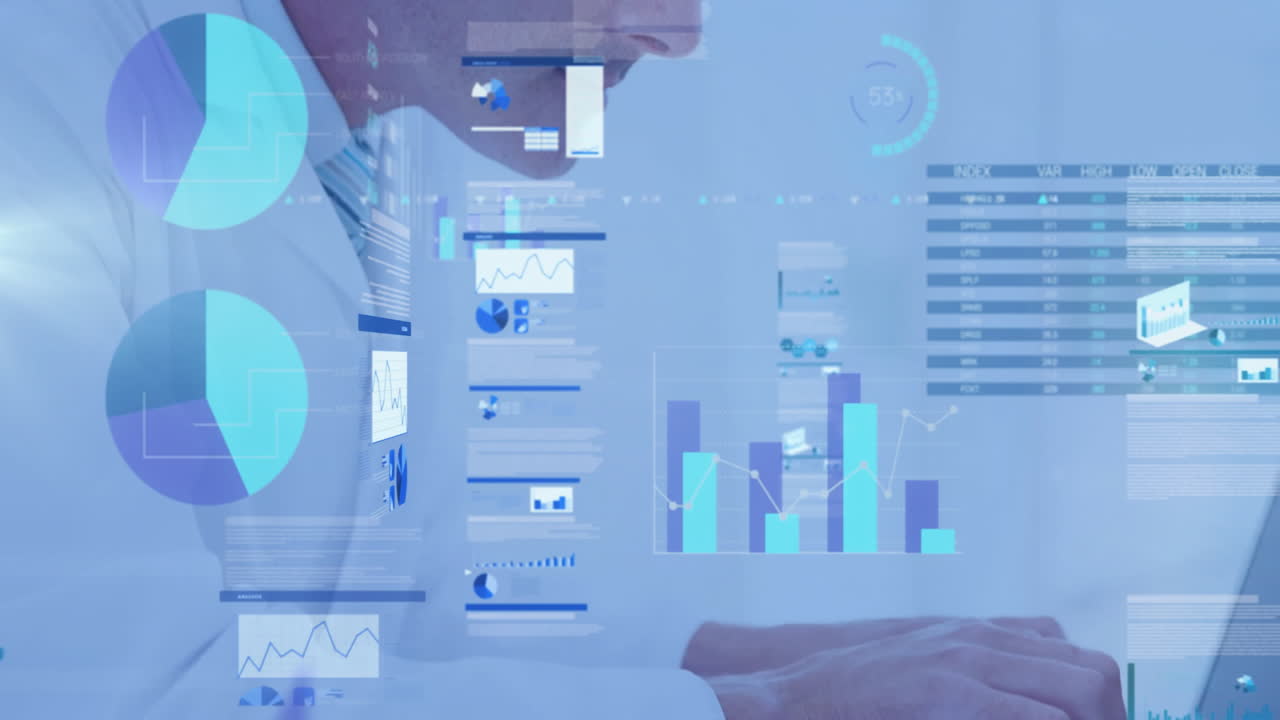 animación del procesamiento de datos sobre un médico caucásico usando una computadora portátil.