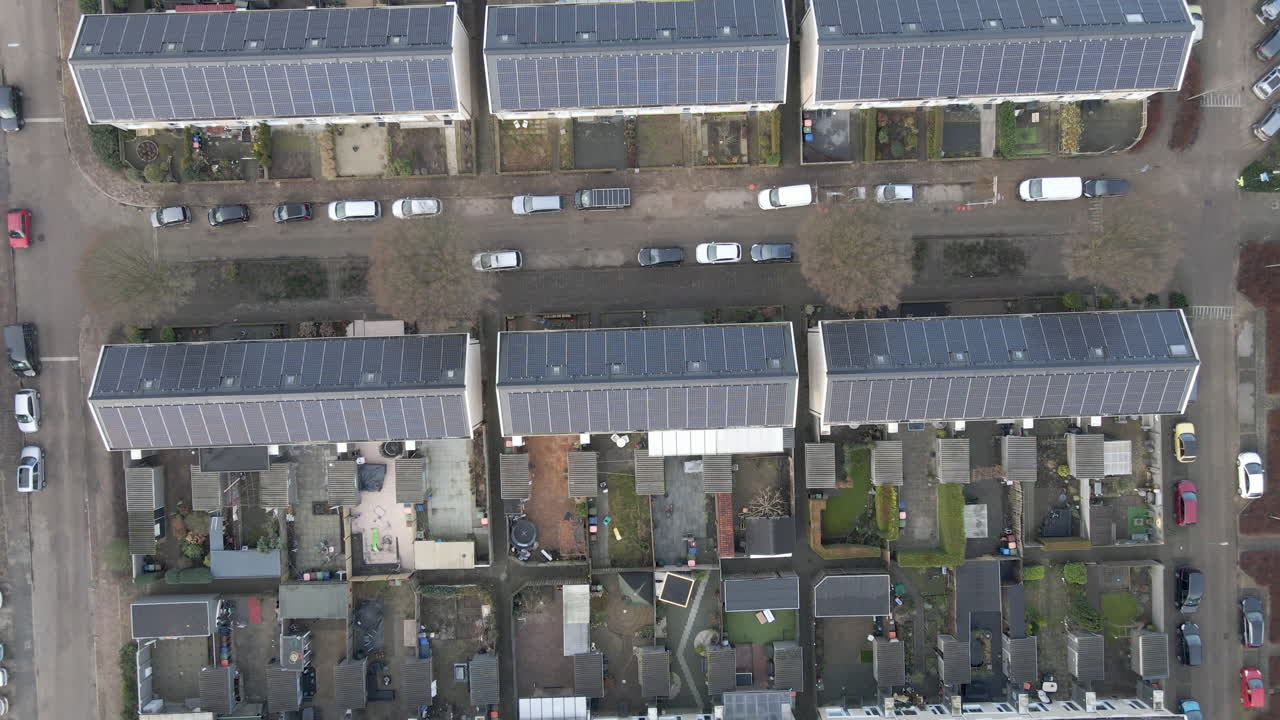 옥상에 태양 전지판이 있는 주거 지역의 하향식 공중