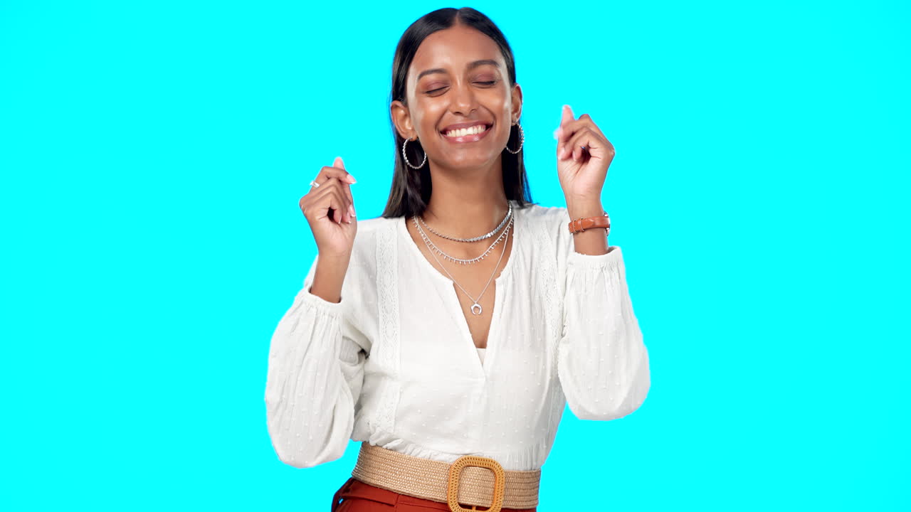 Mujer feliz, cara y baile de libertad sobre azul