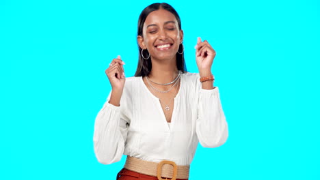 mujer feliz, rostro y baile de la libertad en azul