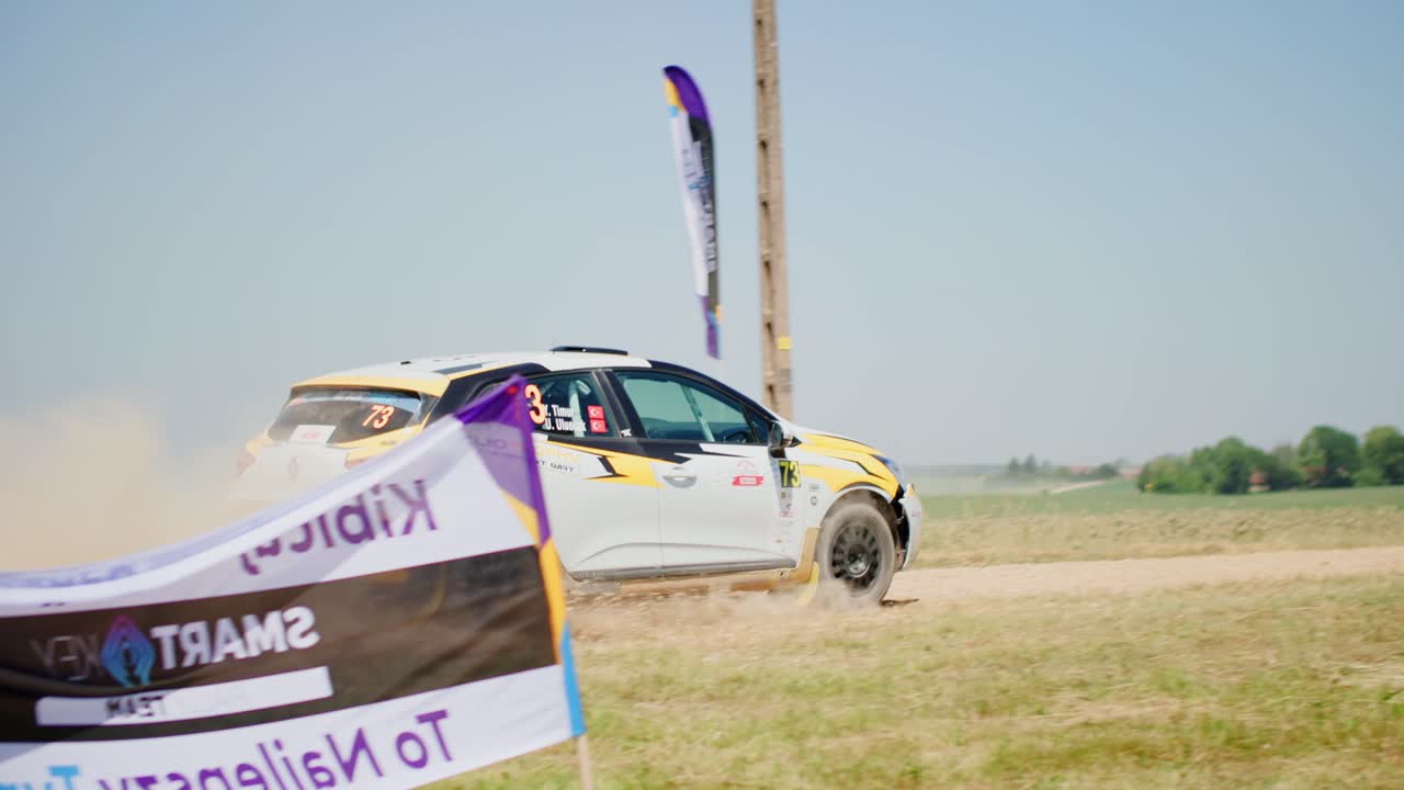 гонки по грязи - дрифтинг на раллийных автомобилях - замедленная съемка