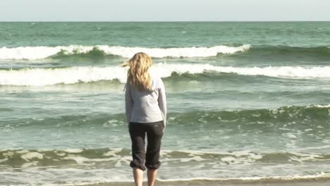 Mujer-Relajándose-En-La-Playa