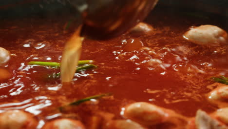 preparando una sopa de fideos picante