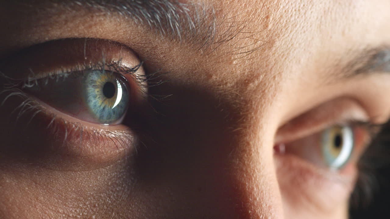 mujer, ojos y mirando hacia adelante con visión