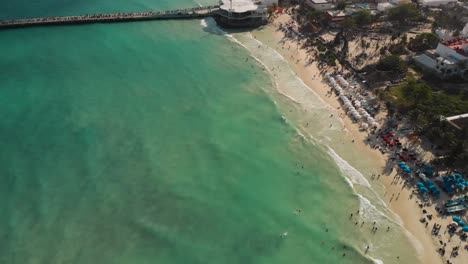 vista aérea de agua de mar turquesa en la playa playa del carmen en méxico