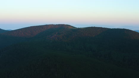 Una-Toma-Aérea-De-La-Montaña-Cole-Y-El-Sendero-De-Los-Apalaches-Al-Amanecer-Durante-Un-Amanecer-De-Verano