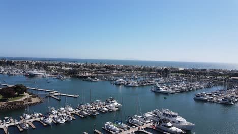 Puerto-Deportivo-Lleno-De-Barcos-Drone-Aéreo