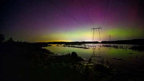 horizonte del anochecer con una torre de electricidad y relámpagos en un lapso de tiempo de noche lluviosa, horizonte de movimiento vistas de nubes que pasan