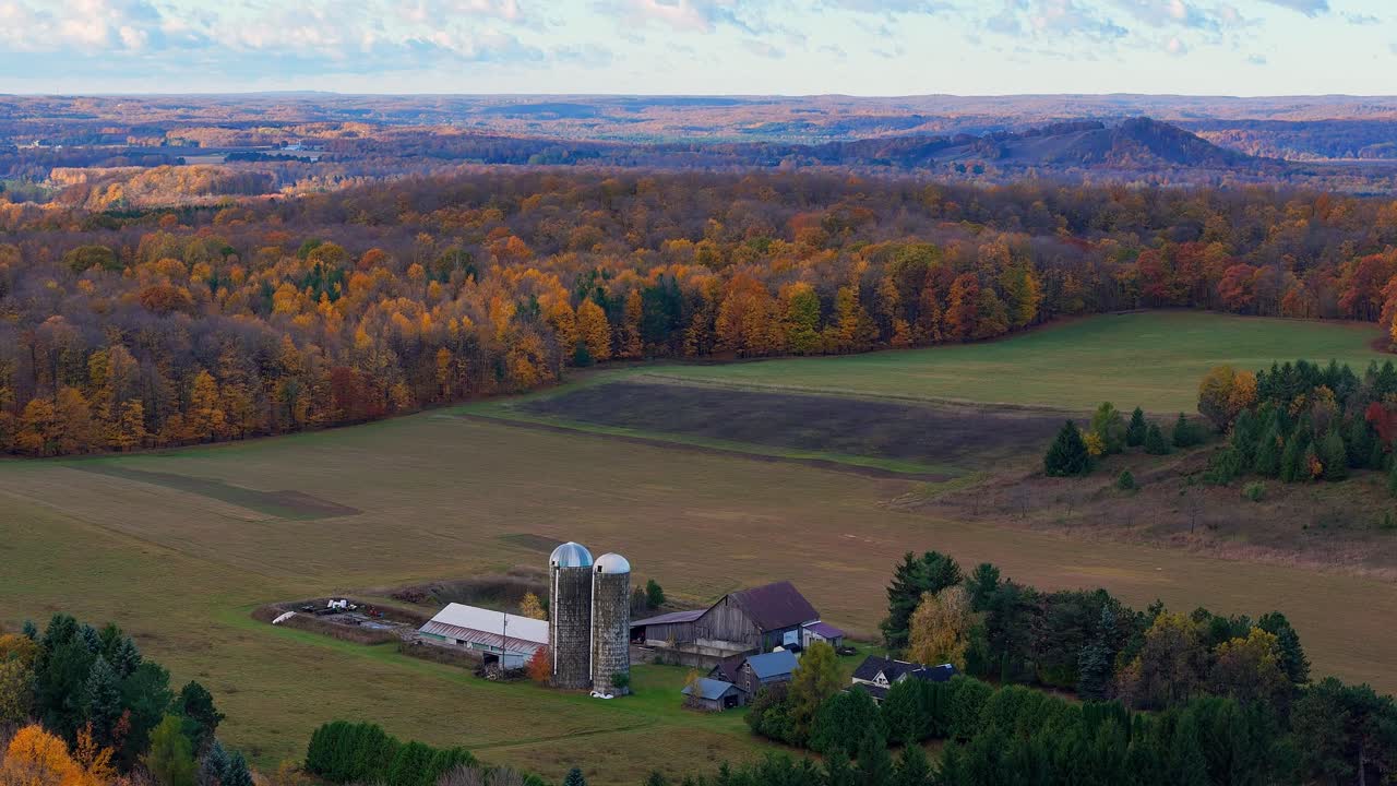 En gård i Leelanau County, der ligger midt i efterårshøstmarker og farverige skove i Michigan, USA