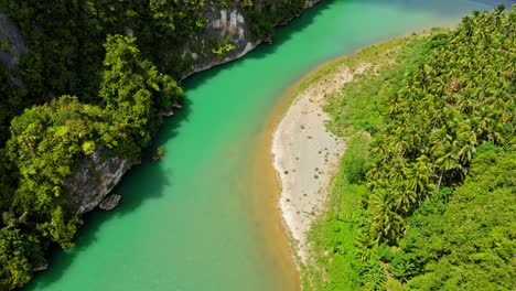 Volando-Sobre-El-Río-Daywan-Cerca-Del-Municipio-De-Claver-En-Surigao-Del-Norte,-Filipinas,-Aéreo