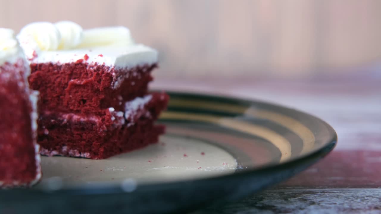 ein Stück roter Samtkuchen