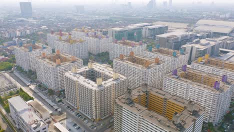 vista aérea de un apartamento o condominio residencial abarrotado, el horizonte del centro de bangkok, tailandia. centros del distrito financiero en la ciudad urbana inteligente de asia. rascacielos y edificios de gran altura.
