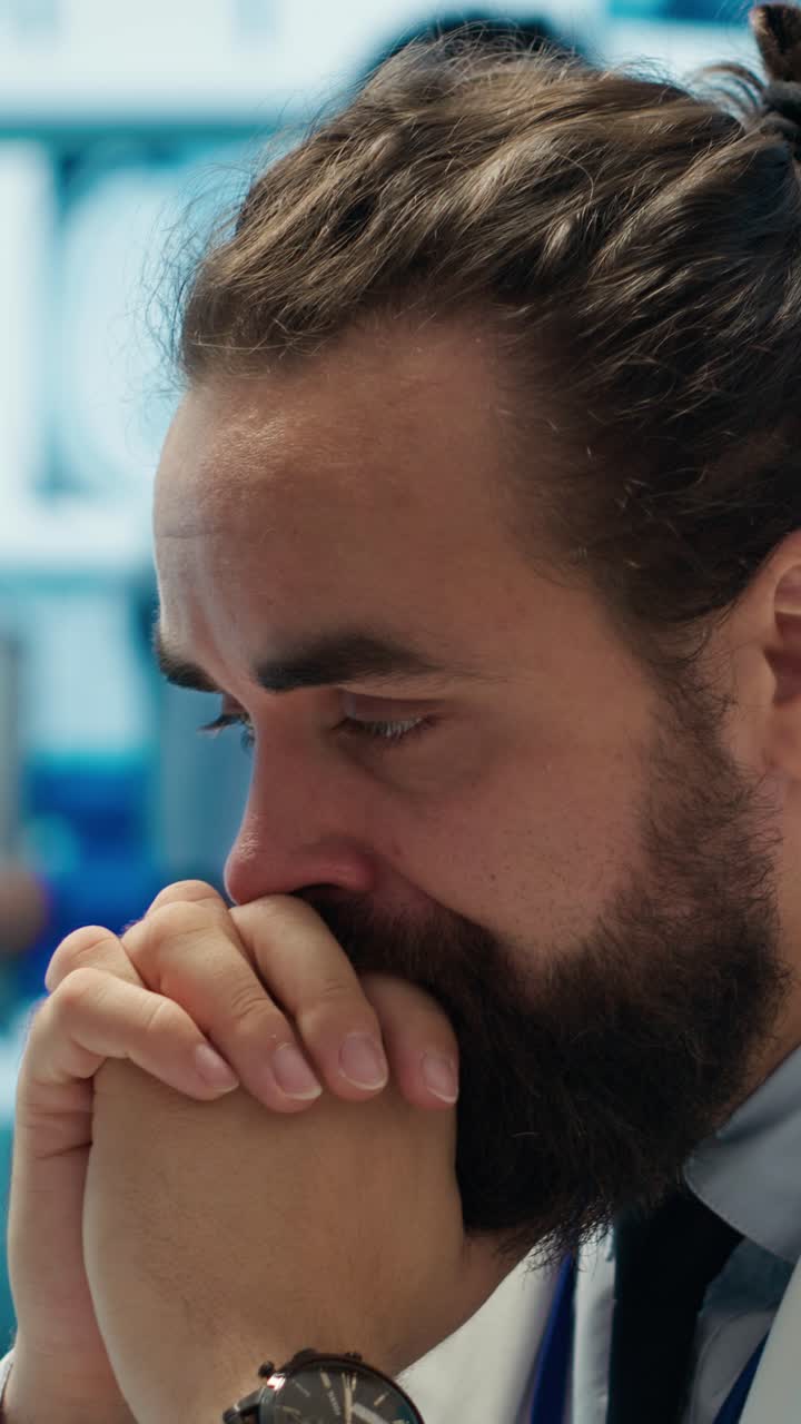 Vídeo vertical: Médico sobrecarregado e estressado lutando para encontrar um diagnóstico