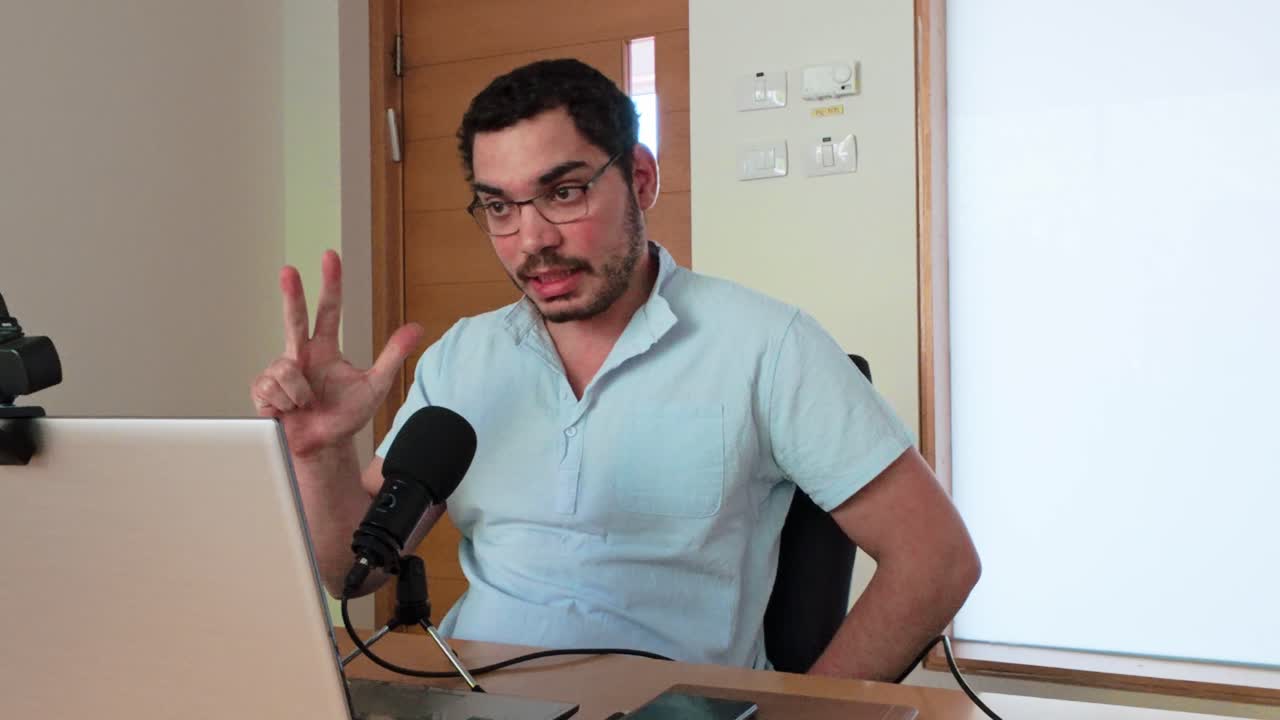 Stand-up quotidiano: Uomo in videochiamata di team
