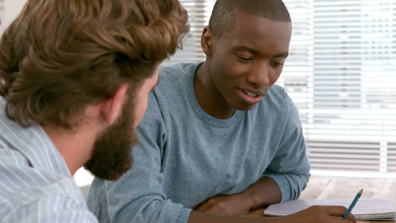 equipo creativo trabajando juntos en una oficina