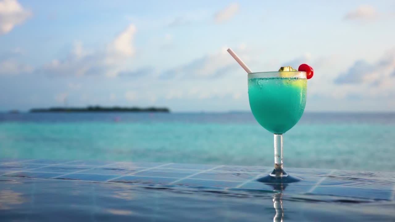 cóctel cerca de la piscina
