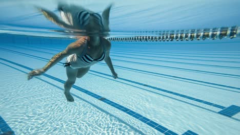 Frau-Schwimmt-Im-Pool-Im-Olympischen-Schwimmbad,-Blick-Unter-Wasser